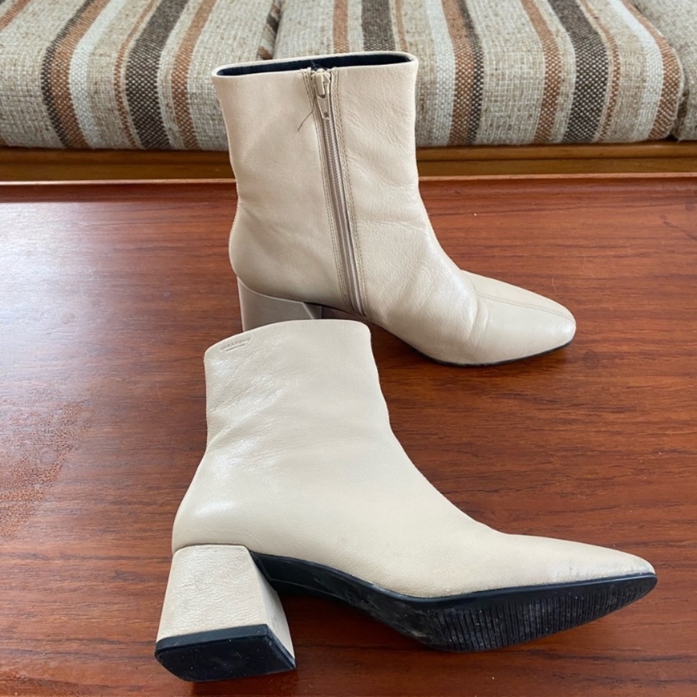 Vagabond Cream Leather Ankle Boots with Side Zip